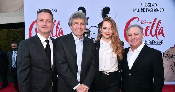 W El Capitan Theater w Los Angeles odbyła się światowa premiera filmu "Cruella". Na czerwonym dywanie pojawili się grająca główną rolę Emma Stone, a także Kirby Howell-Baptiste i reżyser Craig Gillespie. Twórcy pozowali fotoreporterom bez maseczek. To pierwsza premiera z udziałem gwiazd od ponad roku. 