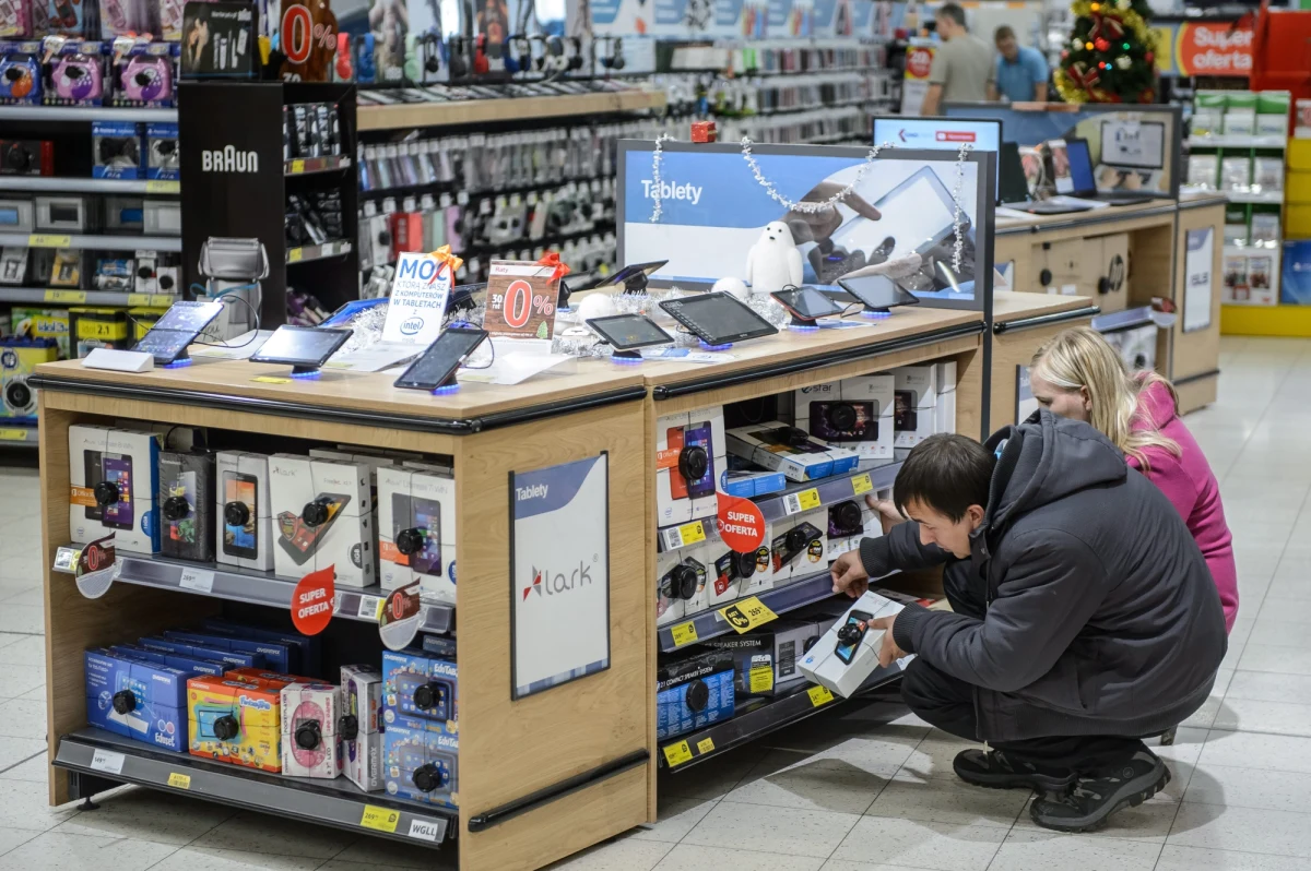 Rząd powinien wycofać się z planów podniesienia opłaty reprograficznej - apeluje Federacja Konsumentów. Chodzi o dodatkową opłatę w wysokości 4 procent od zakupu nowych telewizorów, komputerów, tabletów i pozostałego sprzętu audio-wideo. Rząd zapowiada, że z tych pieniędzy pokryje koszty ubezpieczeń dla artystów.