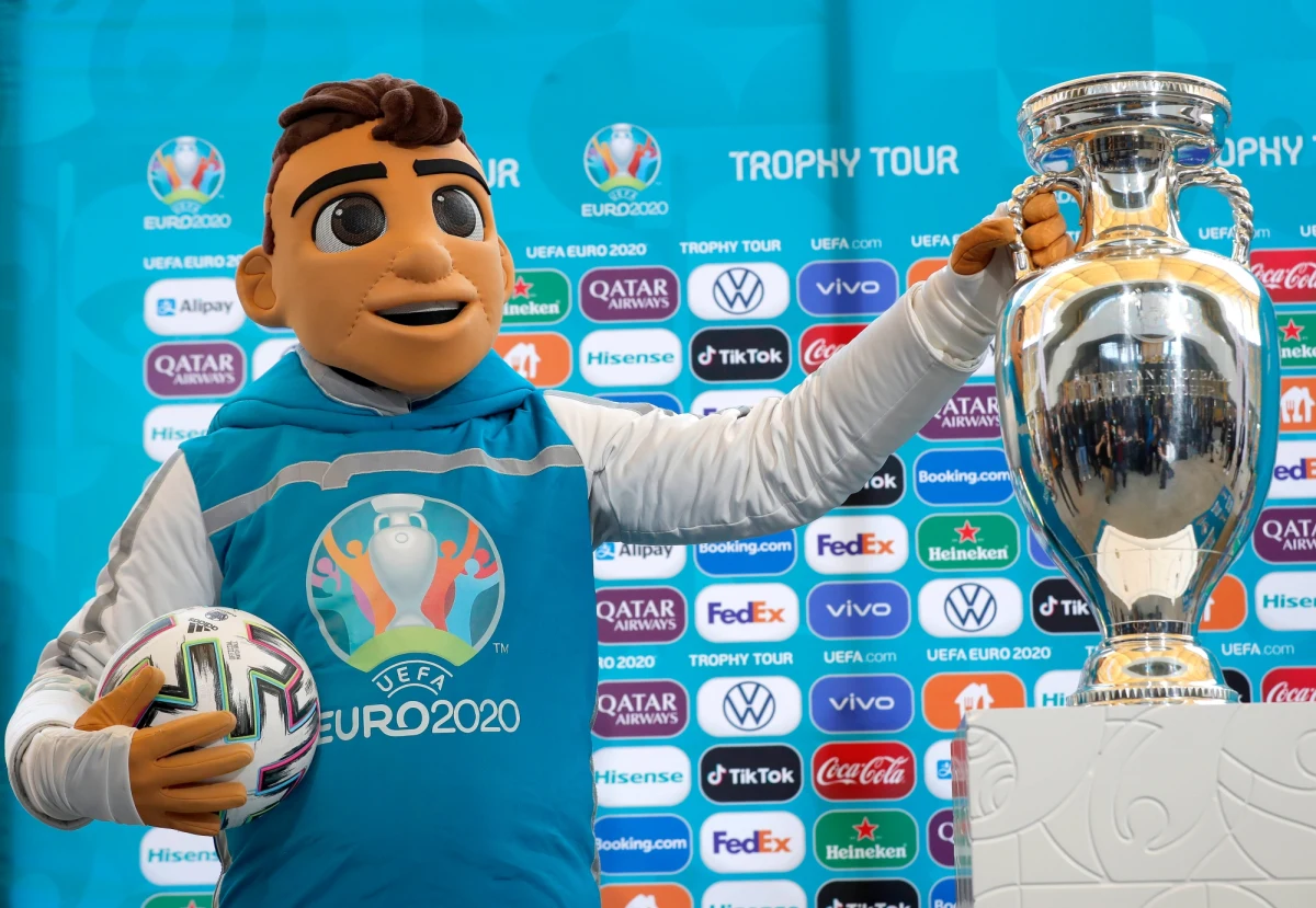 Choć w kalendarzu 2021, to mamy Euro 2020. Ze względu na pandemię zaplanowane na ubiegły rok mistrzostwa Europy w piłce nożnej trzeba było przełożyć. Jak wygląda terminarz Euro 2020 - turnieju rozgrywanego w 2021? Sprawdź.