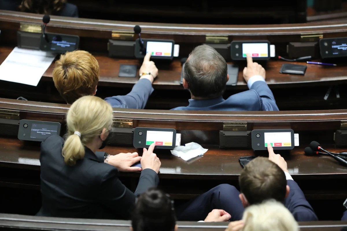 Sejm odrzucił we wtorek wniosek Lewicy o włączenie do porządku obrad projektów dopuszczających przerywanie ciąży do 12. tygodnia oraz depenalizujących taki zabieg. Nie będzie także procedowany projekt Koalicji Polskiej ws. przywrócenia tzw. kompromisu aborcyjnego.
