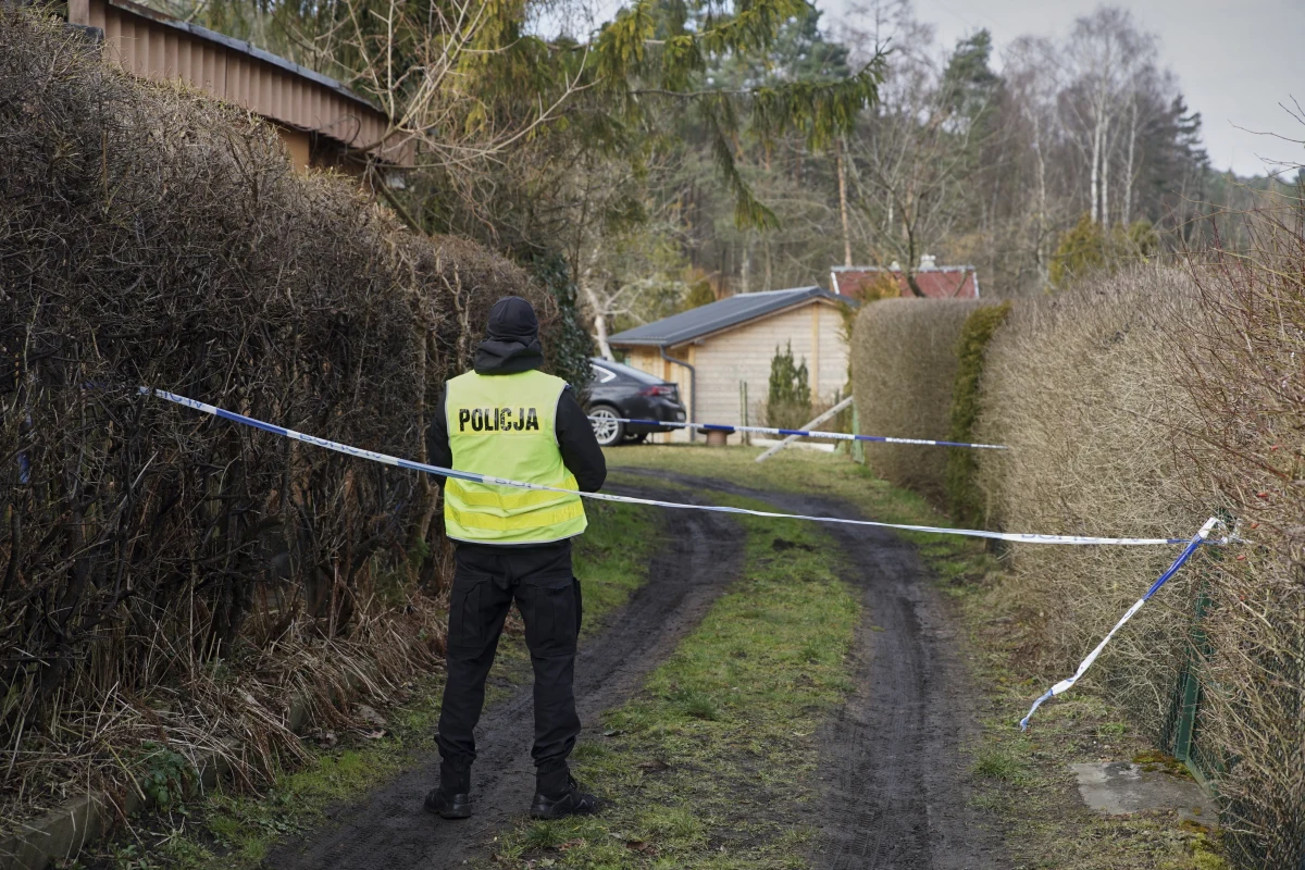 Prokuratorzy żądają od 6 tysięcy pomorskich policjantów napisania listu i złożenia oświadczeń, czy mają wiedzę na temat utrudniania śledztwa i korupcji w sprawie Iwony Wieczorek - pisze Onet. Pismo zostało skierowane do pomorskiego garnizonu policji przez Małopolski Wydział Zamiejscowy Departamentu do Spraw Przestępczości Zorganizowanej i Korupcji w Krakowie Prokuratury Krajowej.