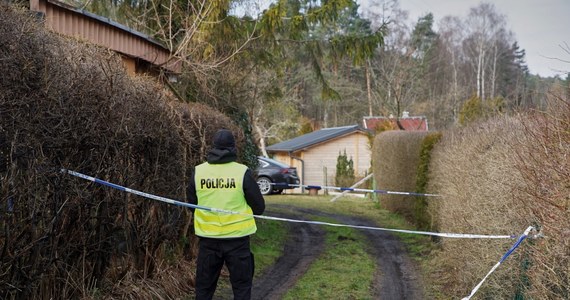 Prokuratorzy żądają od 6 tysięcy pomorskich policjantów napisania listu i złożenia oświadczeń, czy mają wiedzę na temat utrudniania śledztwa i korupcji w sprawie Iwony Wieczorek - pisze Onet. Pismo zostało skierowane do pomorskiego garnizonu policji przez Małopolski Wydział Zamiejscowy Departamentu do Spraw Przestępczości Zorganizowanej i Korupcji w Krakowie Prokuratury Krajowej.