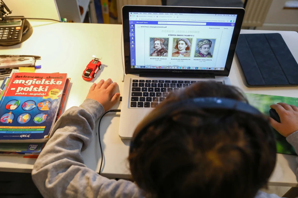 Większość polskich rodziców jest wypalona. "Jesteśmy w czołówce krajów, w których rodzice są najbardziej zmęczeni swoimi obowiązkami" - ostrzega w rozmowie z RMF FM Joanna Węglarz, autorka kampanii Szkoła Od Nowa. To autorski program grupy psychologów, który ma pomóc rodzicom, nauczycielom i przede wszystkim dzieciom w bezpiecznym powrocie ze zdalnej do stacjonarnej nauki.