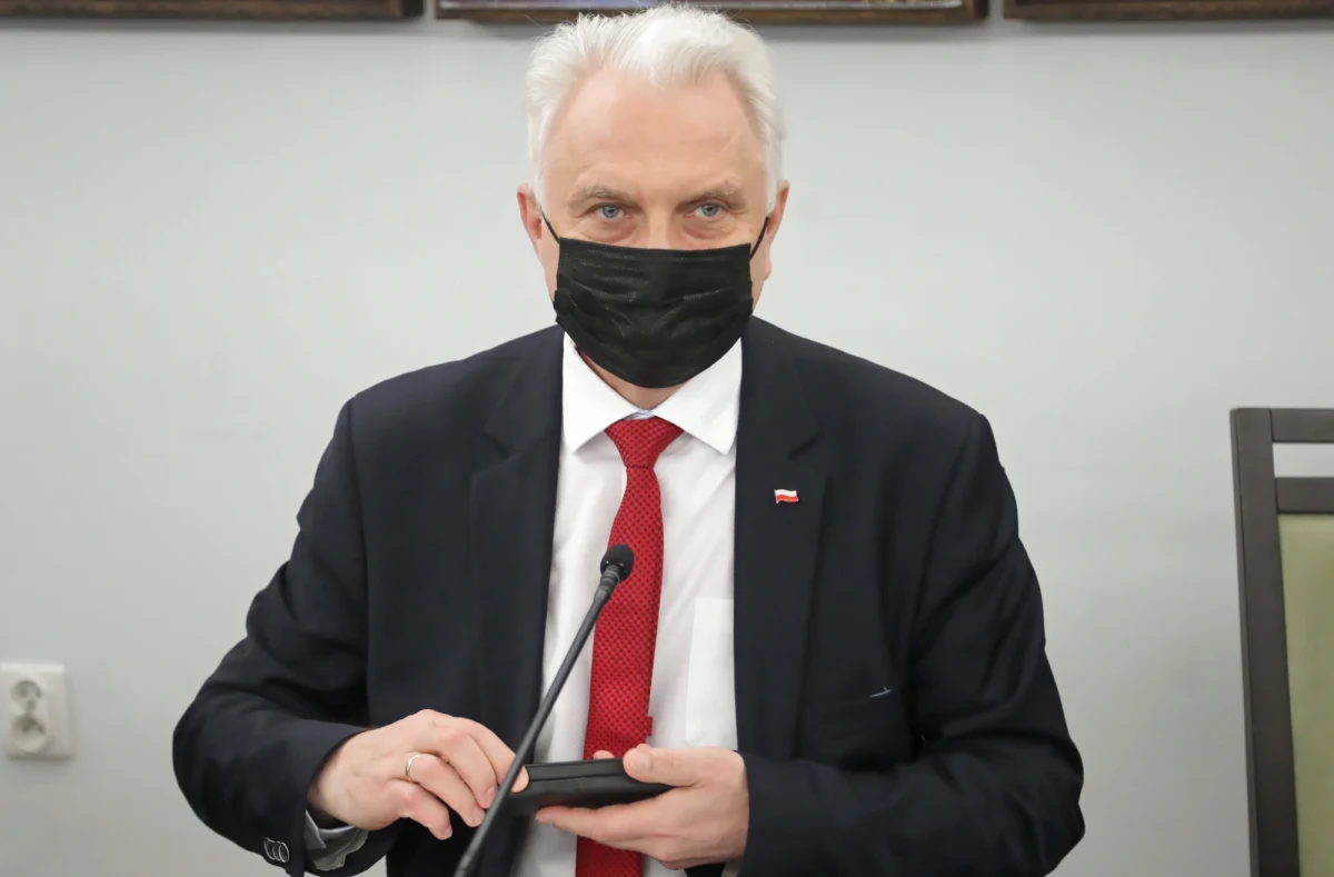 O zgłaszanie się na szczepienia przeciw Covid-19 zaapelował do osób poniżej 18 lat wiceszef resortu zdrowia Waldemar Kraska. Podkreślił, że nowe warianty koronawirusa mogą powodować u młodych ciężki przebieg choroby.