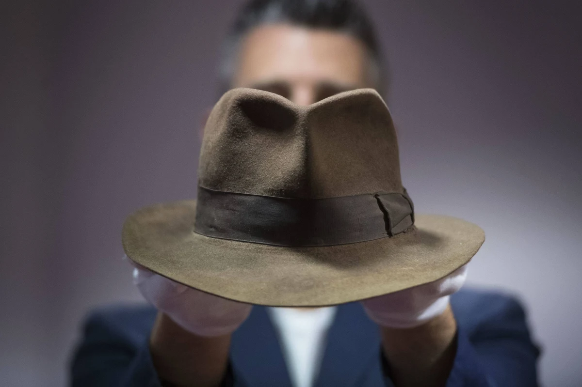 250 tysięcy dolarów - za tyle może zostać sprzedany kapelusz Indiany Jonesa, który licytowany będzie w przyszłym miesiącu w Hollywood. Na aukcję w "Fabryce Snów" trafią też inne kultowe rekwizyty z filmów, m.in. miecz Toma Cruise'a z filmu "Ostatni Samuraj".