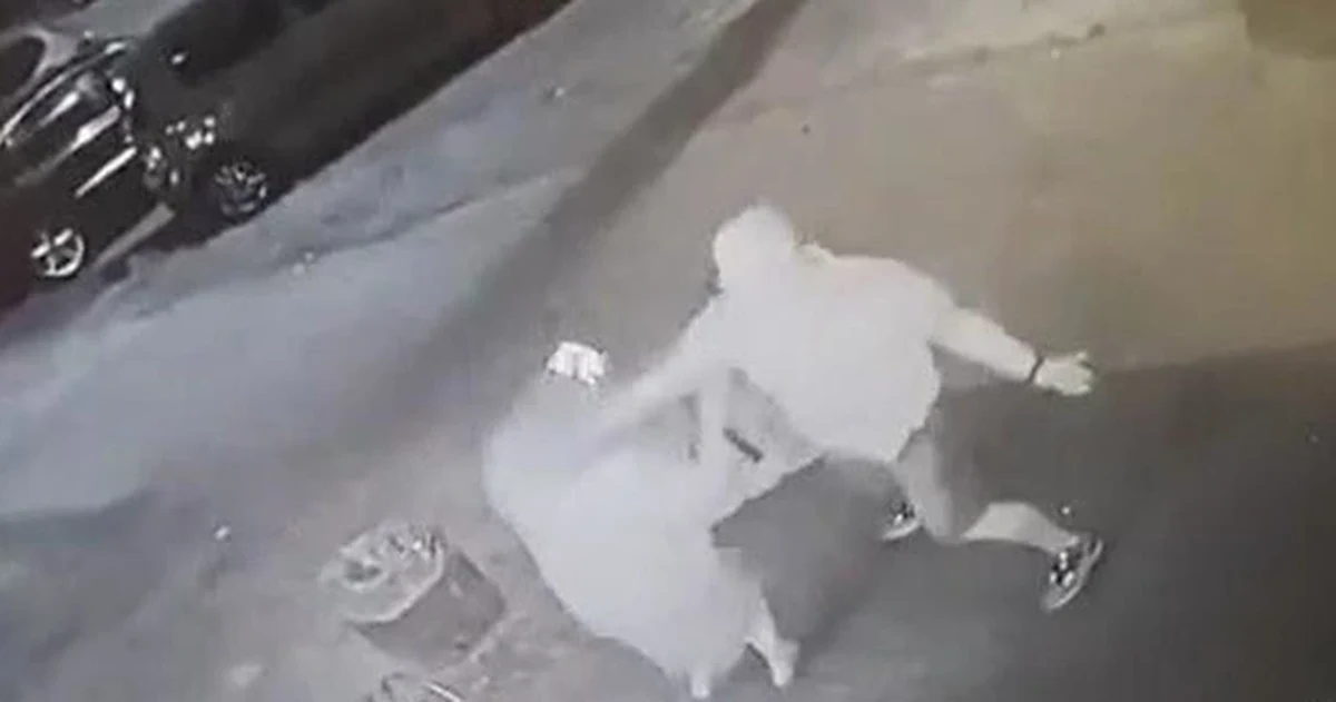 We Francji został zatrzymany sprawca brutalnego pobicia ekspedientki Żabki w Radomiu. 38-latek zaatakował kobietę we wrześniu zeszłego roku, bo ta nie chciała mu sprzedać papierosów po zamknięciu placówki. 50-letnia kobieta trafiła do szpitala, a agresor od tamtej pory był poszukiwany. Jest już w Polsce i odpowie za usiłowanie zabójstwa. 