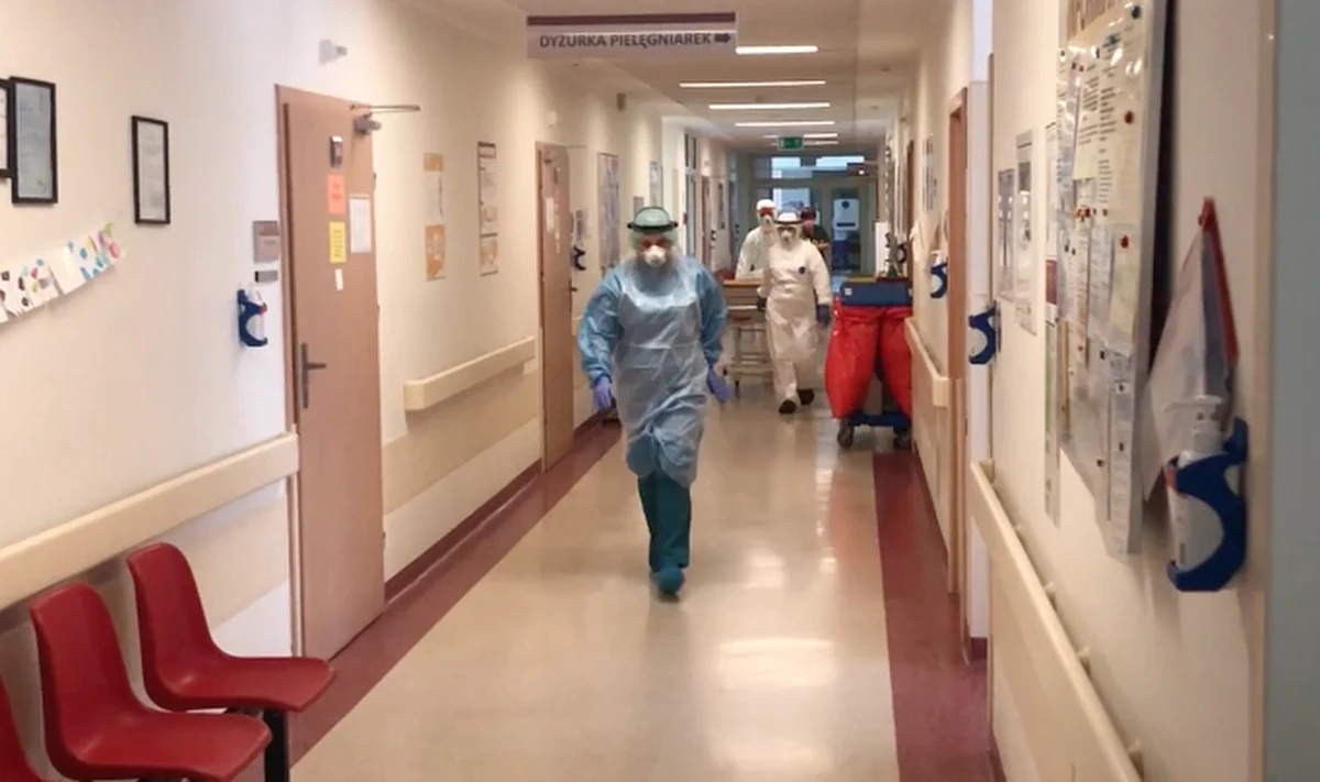 Koronawirus przyczynił się do śmierci m.in. 222 lekarzy, 167 pielęgniarek, 48 dentystów, 21 położnych, 18 farmaceutów, 6 ratowników, 5 diagnostów i 4 fizjoterapeutów – wynika z danych Ministerstwa Zdrowia.