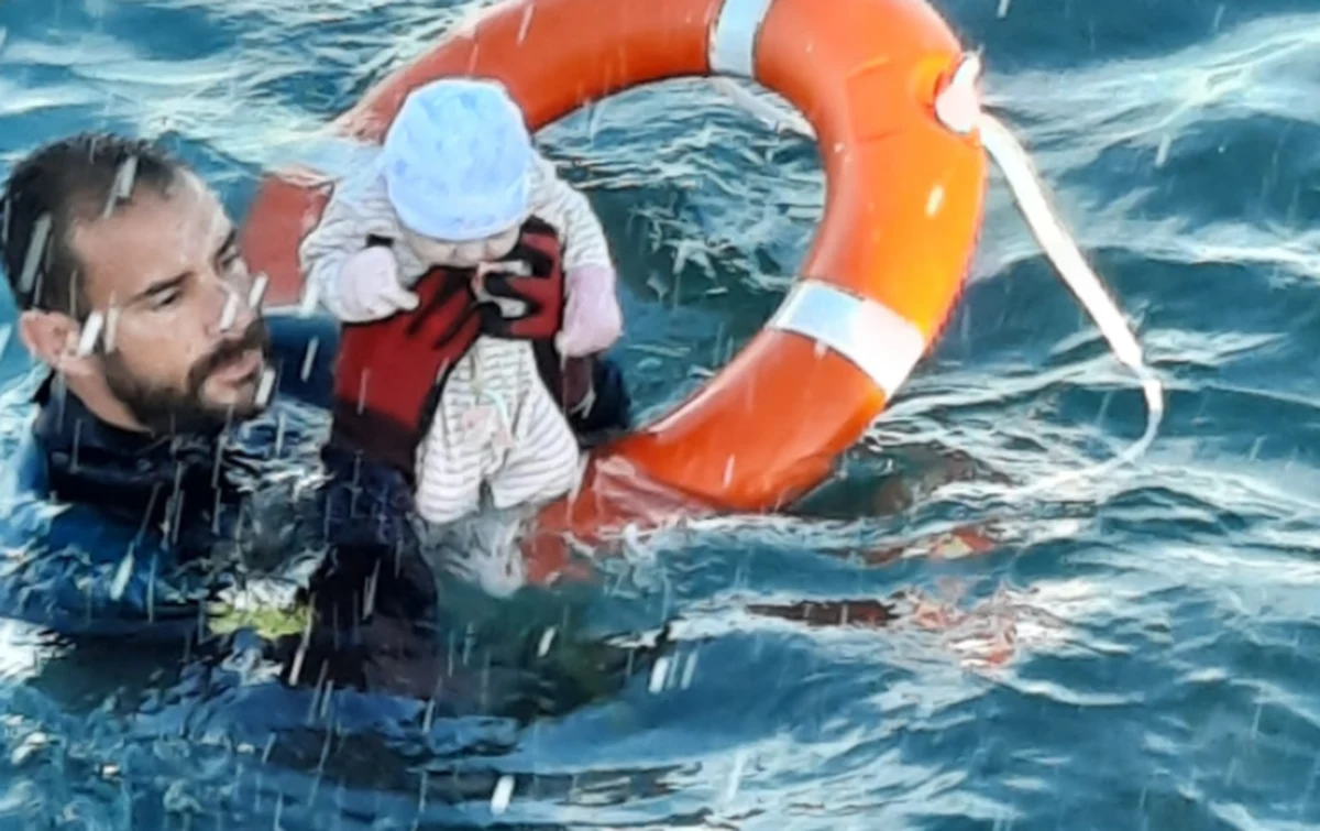 Tysiące ludzi przez morze uciekło z Maroka do hiszpańskiej enklawy Ceuta. Wśród nich było niemowlę, które zostało uratowane przez policjanta przed utonięciem. Zdjęcie z akcji ratowniczej obiegło dziś cały świat.