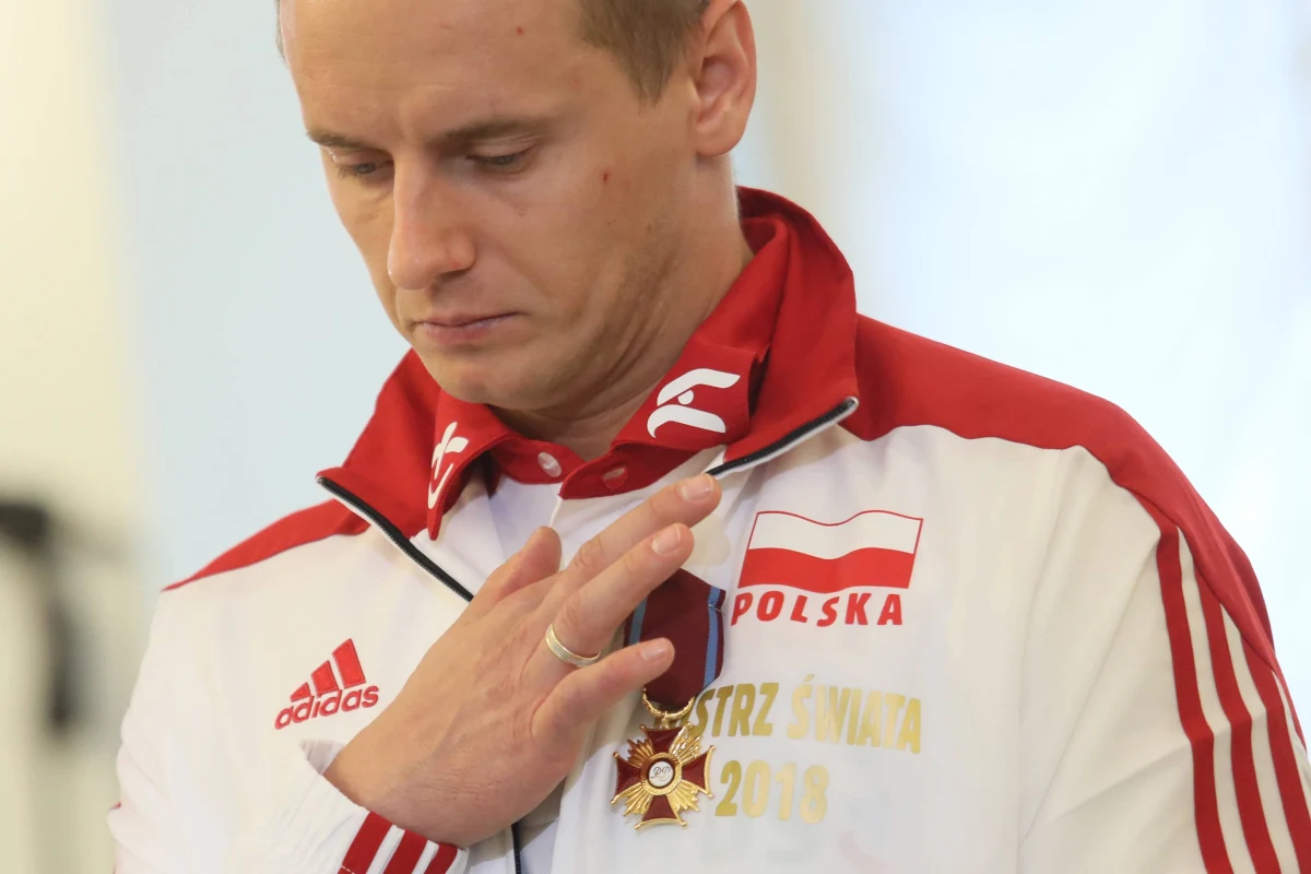 Polscy siatkarze 28 maja rozpoczną zmagania w Lidze Narodów. W pierwszym meczu biało-czerwoni zmierzą się z reprezentacją Włoch. Turniej odbędzie się w zamkniętej formuje tzw.: bańki. „To jest straszne, ale musimy to przetrwać” – zaznacza libero naszej reprezentacji Damian Wojtaszek, który znalazł się w 18-osobowej kadrze powołanej przez Vitala Heynena na Ligę Narodów. O zgrupowaniu w Spale, o igrzyskach, a także o byciu żartownisiem z libero drużyny Vervy Warszawa Orlen Paliwa rozmawiał Wojciech Marczyk z redakcji sportowej RMF FM. 