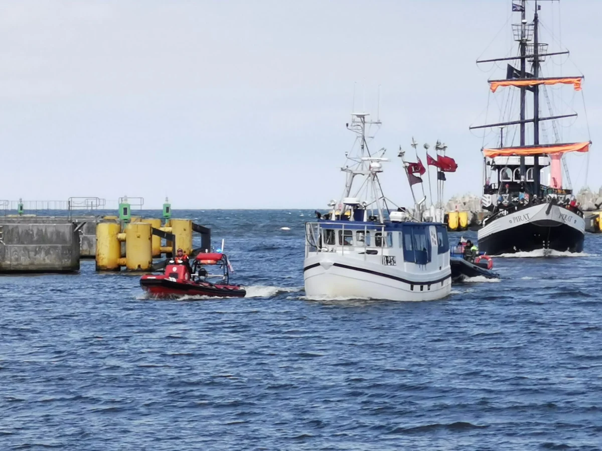 Akcja poszukiwawcza na Bałtyku. Po 9:00 rano w pobliżu Ustronia Morskiego znaleziono duński kuter, który utknął na mieliźnie 50 metrów od brzegu. Na pokładzie ratownicy nie znaleźli nikogo, podejrzewają, że sternik wypadł za burtę. 
