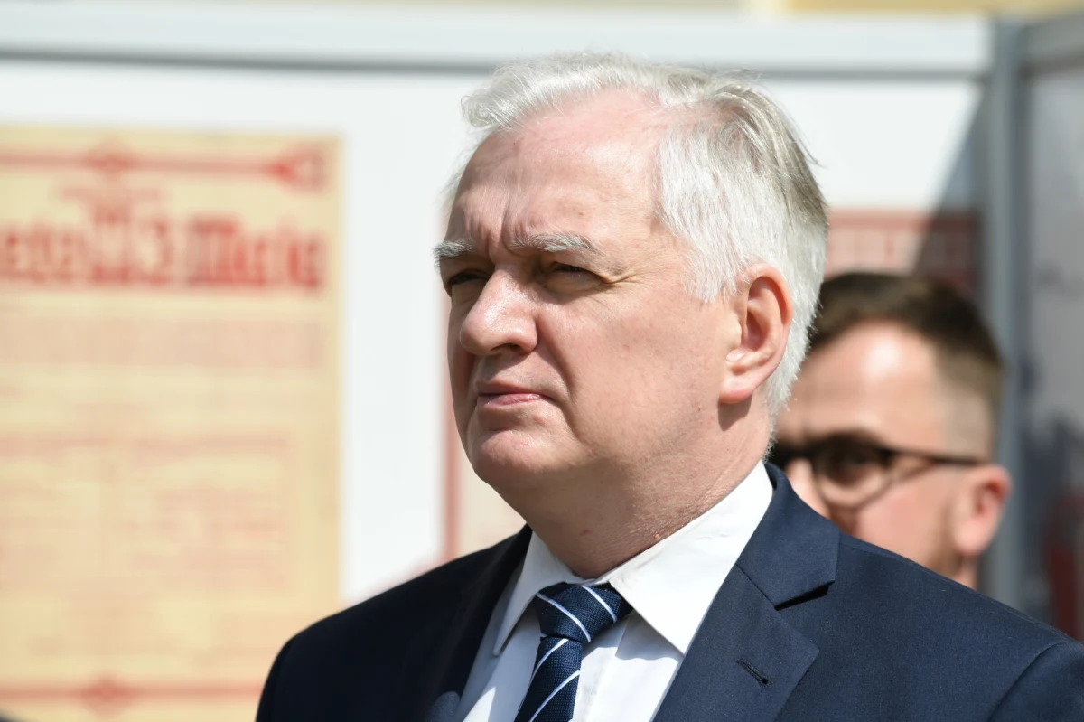 Żałuję decyzji Wojciecha Maksymowicza o odejściu z Porozumienia, natomiast szanuję tę decyzję – podkreślił w czwartek lider tego ugrupowania wicepremier Jarosław Gowin. Podkreślił też, że nie będzie kolejnych transferów z Porozumienia do ruchu Szymona Hołowni.