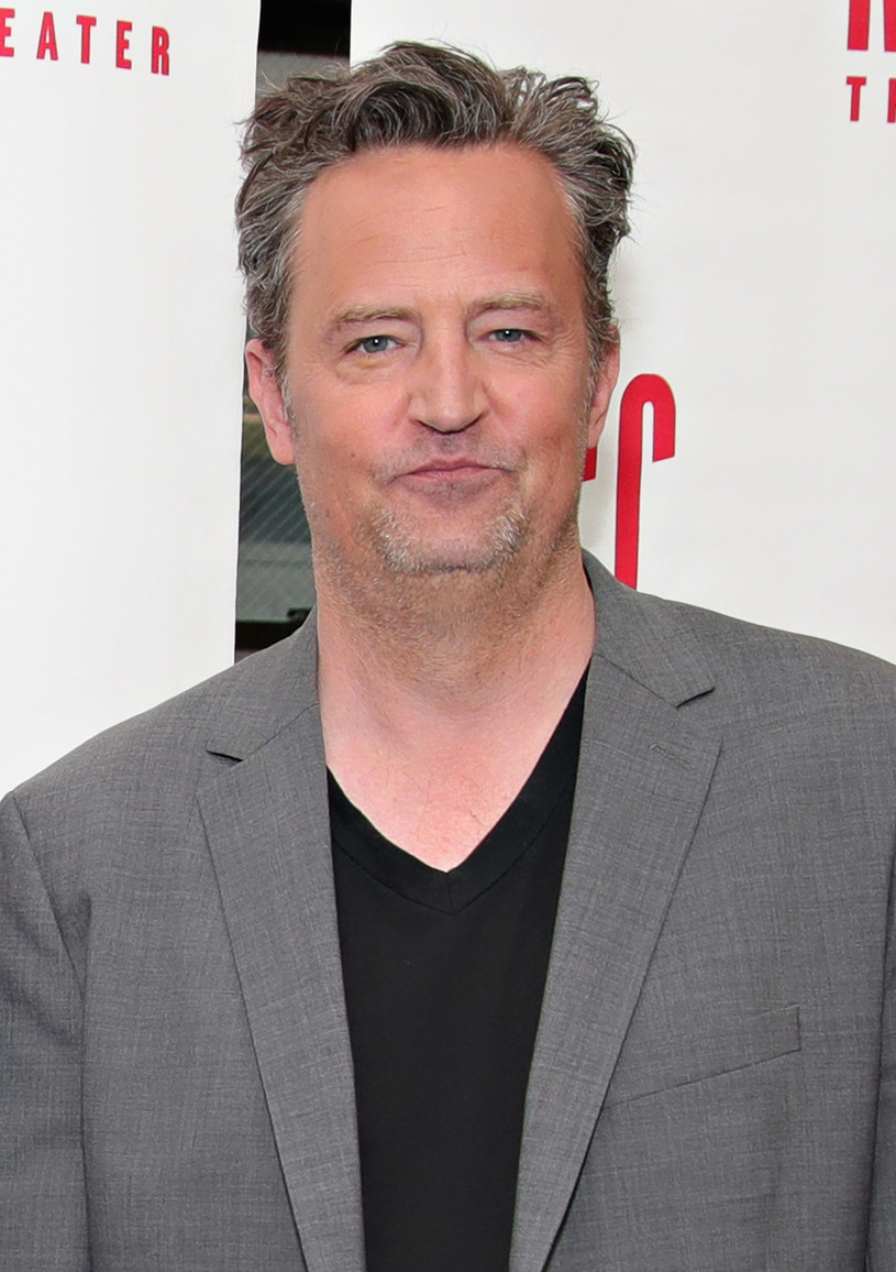 Matthew Perry w pierwszym od lat wywiadzie z całą obsadą serialu "Przyjaciele" wyglądał na załamanego - garbił się, patrzył w dal i mówił niewyraźnie. Jego zachowanie wzbudziło obawy wśród fanów. "Właśnie widziałem wywiad i nie mogę uwierzyć, jak wygląda Matthew Perry... Naprawdę łamie mi to serce" - czytamy w komentarzu pod rozmową. 