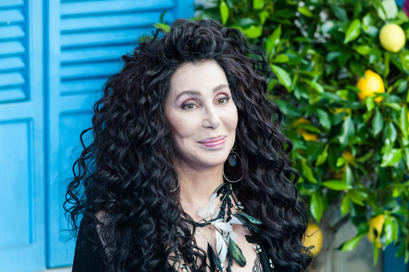 Kolejna gwiazda muzyki doczeka się filmu o swoim życiu. Tym razem będzie to Cher, która 20 maja, w dniu swoich 75. urodzin, podzieliła się tą informacją z fanami za pośrednictwem mediów społecznościowych. Film wyprodukują Judy Craymer i Gary Goetzman, czyli producenci musicalu "Mamma Mia", a scenariusz napisze scenarzysta "Narodzin gwiazdy", Eric Roth.