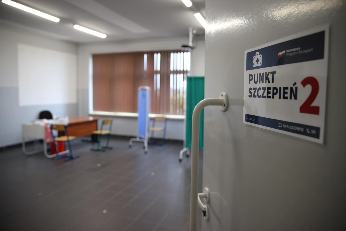 Będzie można łatwiej przyspieszyć podanie drugiej dawki szczepionki, zwłaszcza w przypadku szczepienia preparatem firmy AstraZeneka - ustalili reporterzy RMF FM. Przedstawiciele rządu przyznają, że póki co, przesunięcie terminu drugiego szczepienia jest utrudnione przez braki w dostawach, ale to ma się wkrótce zmienić. 