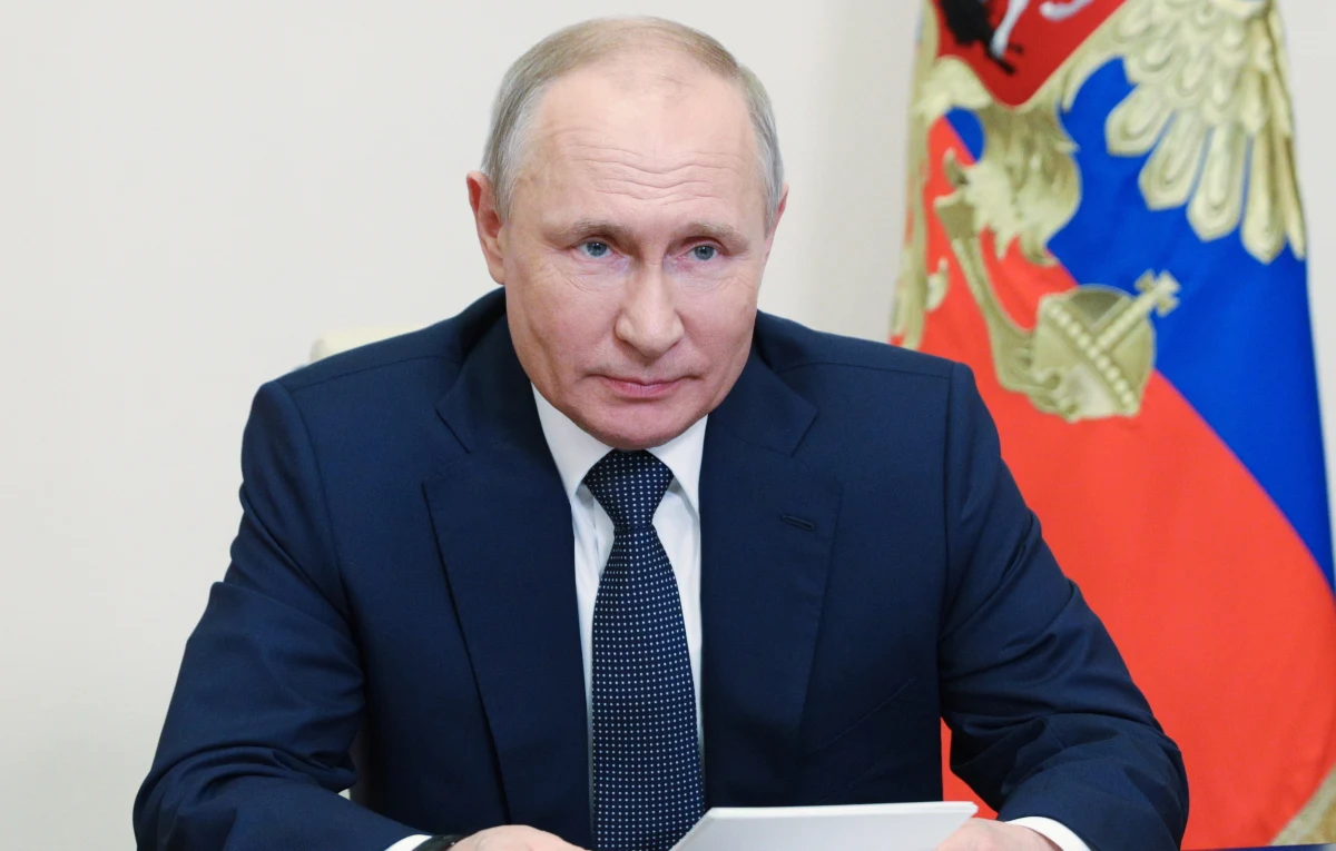 Prezydent Władimir Putin powiedział w czwartek, że gdy tylko Rosja rośnie w siłę następują próby ograniczenia jej rozwoju. Tym, którzy chcą - według jego słów - od jego kraju "coś odgryźć" Putin zagroził wybiciem zębów, "tak by już nie mogli gryźć".