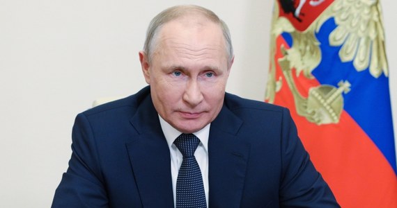 Prezydent Władimir Putin powiedział w czwartek, że gdy tylko Rosja rośnie w siłę następują próby ograniczenia jej rozwoju. Tym, którzy chcą - według jego słów - od jego kraju "coś odgryźć" Putin zagroził wybiciem zębów, "tak by już nie mogli gryźć".