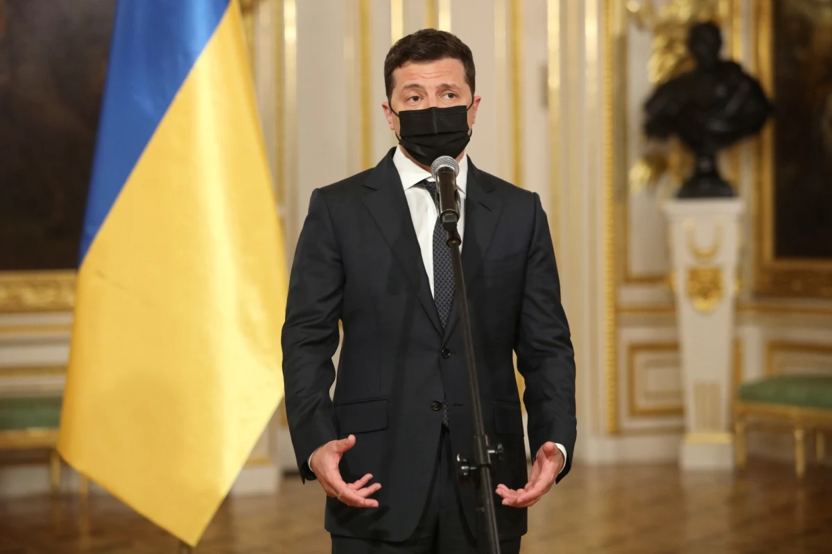 "W wielu miastach na Ukrainie średnie wynagrodzenie już dorównuje tej sumie, jaką zarabiają Ukraińcy w Polsce" - powiedział ukraiński prezydent Wołodymyr Zełenski, proszony o komentarz do danych, według których z kraju chce wyjechać prawie jedna czwarta mieszkańców.