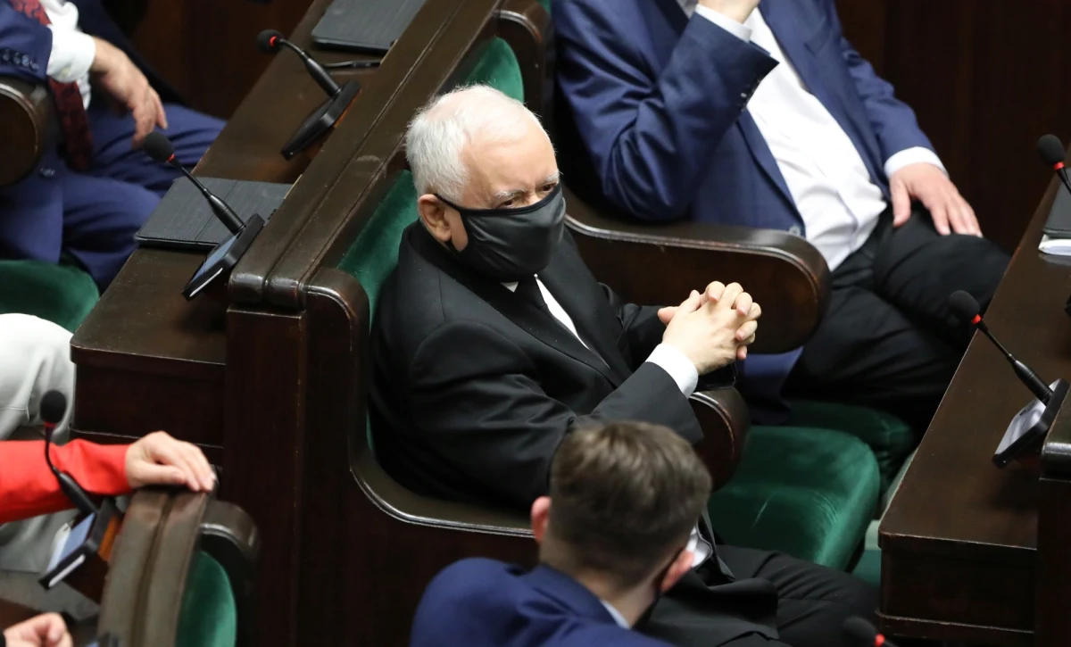 ​"Trzeba patrzeć realistycznie: państwo odpowiada przede wszystkim za większość ludności. Na zmianach skorzysta - jak szacujemy - ponad 18 milionów podatników, zwłaszcza te dolne piętra polskiej drabiny zarobkowej. One będą korzystne lub neutralne dla 90 procent Polaków. Staramy się tę część społeczeństwa, której jest gorzej - wesprzeć" - tak o reformach podatkowych zawartych w Polskim Ładzie mówił prezes Prawa i Sprawiedliwości Jarosław Kaczyński w wywiadzie dla Interii.