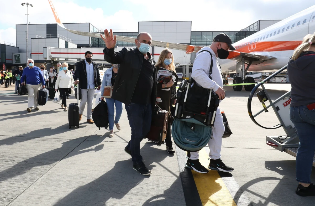 "Obywatele krajów Unii odzyskali swobodę i będą mogli  wyruszyć na wakacje i przekraczać  granice" - powiedział hiszpański eurodeputowany Juan Lopez Aguilar szef europarlamentarnej komisji ds. wolności obywatelskich ogłaszając porozumienie w sprawie certyfikatów covidowych. Porozumienie między PE, Radą UE a KE oznacza, że dokumenty zaczną obowiązywać zgodnie z planem, czyli tuż przed wakacjami. Do osiągnięcia porozumienia potrzebne były aż 4 rundy rozmów, a ostatnia trwała 4,5 godziny.