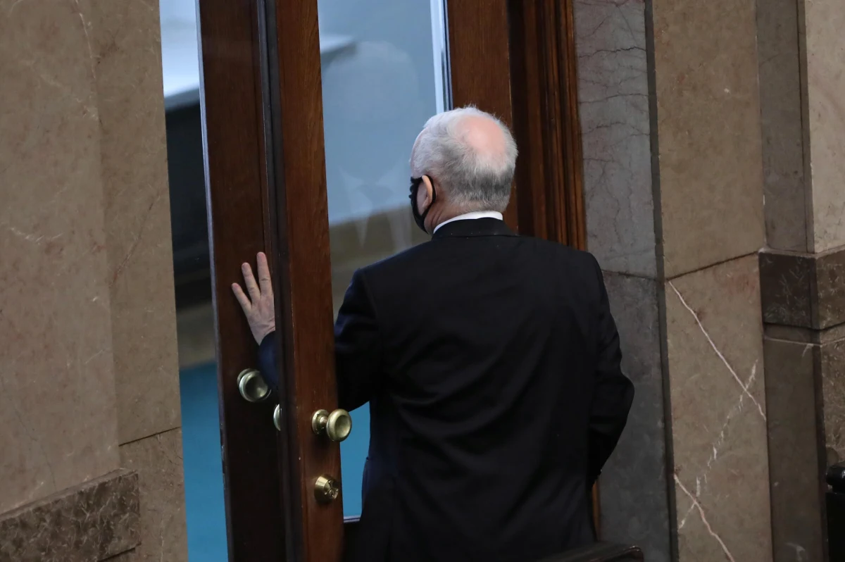 "Mam nadzieję, że ustawa antykorupcyjna zdobędzie poparcie na jesieni. [...] Natomiast proszę pamiętać, że nasze przewiny w tym względzie w porównaniu z tym, co robiła druga strona - to jak płotka przy szczupaku" - tak o obsadzaniu wysokich stanowisk w państwie przez krewnych polityków wypowiadał się dla Interii prezes Prawa i Sprawiedliwości, Jarosław Kaczyński.