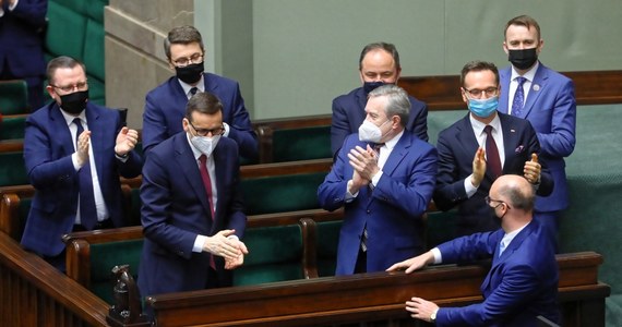 PiS wraz z koalicjantami może liczyć na poparcie 34,4 proc. wyborców, Polska 2050 - 20,4 proc., a Koalicja Obywatelska - na 14,2 proc. głosów - wynika z sondażu IBRiS dla "Wydarzeń" Polsatu. Udział w wyborach zadeklarowało 52 proc. badanych.