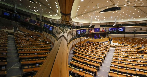 ​Parlament Europejski przyjął w czwartek rezolucję, w której domaga się dostępu do informacji na temat krajowych planów odbudowy realizowanych ze środków funduszu odbudowy i odporności. Według europosłów ma to zapewnić "demokratyczny nadzór" nad wydawaniem środków.