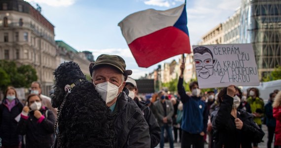 Około 5 tys. osób zebrało się w czwartek na Placu Wacława w centrum Pragi, by domagać się ustąpienia z urzędu prezydenta Czech Milosza Zemana oraz minister sprawiedliwości Marii Beneszovej, oskarżonej o wywieranie nacisków na prokuratora generalnego.