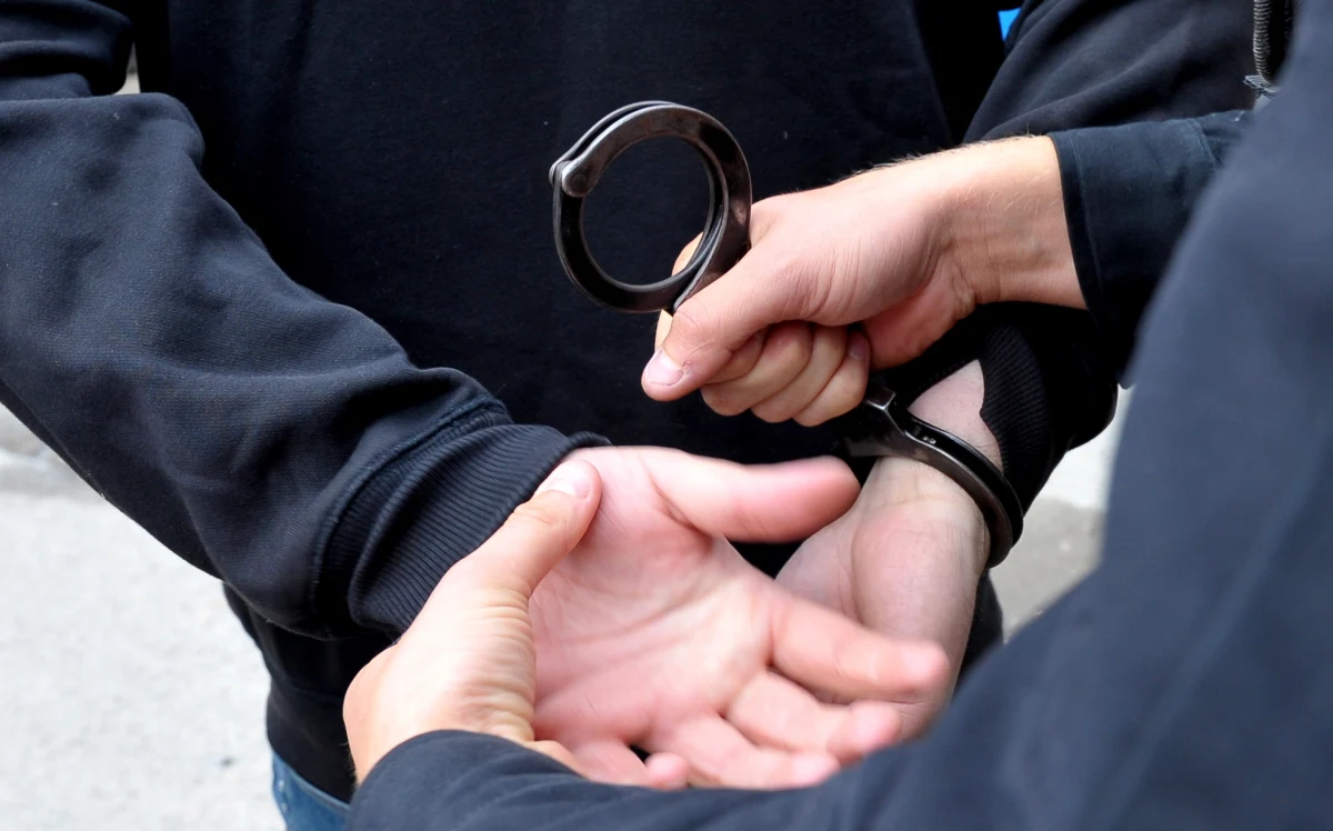 "W ramach międzynarodowej współpracy sieci ENFAST funkcjonariusze Zespołu Poszukiwań Celowych Wydziału Kryminalnego Komendy Wojewódzkiej Policji we Wrocławiu zatrzymali 23-latka ukrywającego się przed argentyńskim wymiarem sprawiedliwości" - poinformował rzecznik Komendy Głównej Policji Mariusz Ciarka. Dodał, że mężczyzna był poszukiwany przez Interpol na podstawie czerwonej noty za przestępstwa na tle seksualnym wobec małoletnich.