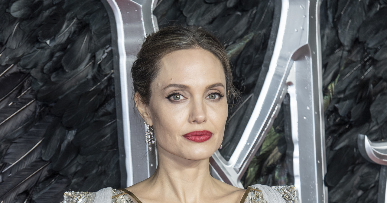 Angelina Jolie wystąpiła w mrożącej krew w żyłach sesji zdjęciowej dla magazynu "National Geographic". Na udostępnionym w mediach społecznościowych zdjęciu jej ciało obsiadły pszczoły. Nie ma w tym żadnego fotograficznego tricku, poza jednym - celebrytkę wysmarowano feromonem.