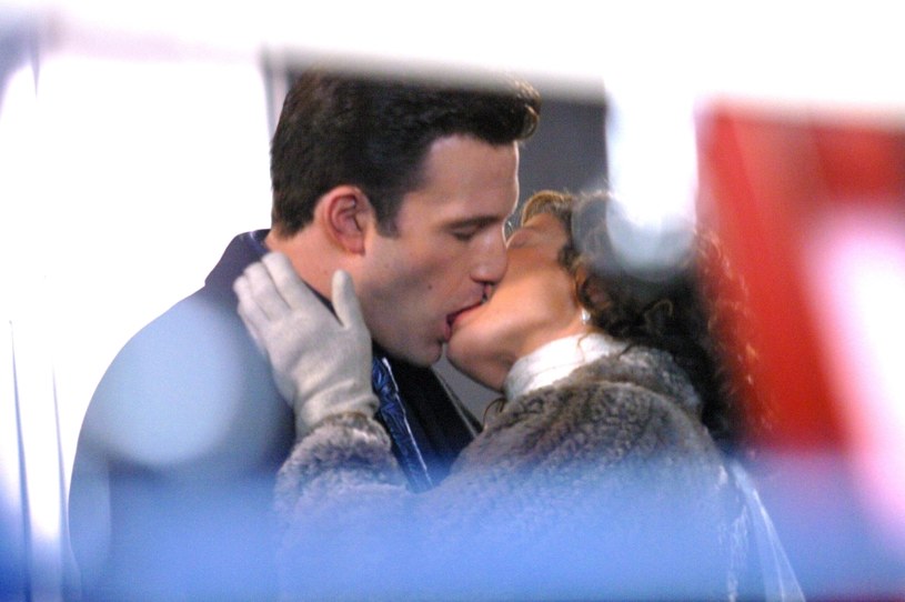 Ben Affleck i Jennifer Lopez zostali przyłapani przez paparazzi na gorącym pocałunku! Od tygodni amerykańskie portale rozpisywały się o tym wielkim powrocie, jednak dopiero teraz zobaczyliśmy romantyczne zdjęcia pary. Już niedługo usłyszymy o zaręczynach?