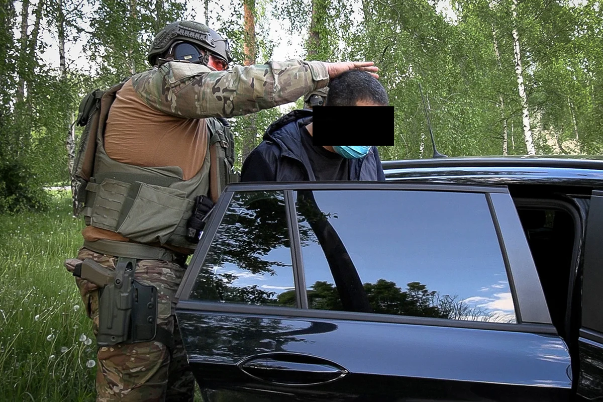 Shalom Lior A. to Izraelczyk z panamskim paszportem, który według prokuratury stał na czele grupy piorącej pieniądze kolumbijskich karteli. Specjalnym konwojem, z zachowaniem szczególnych środków bezpieczeństwa został przetransportowany z Holandii do prokuratury we Wrocławiu.