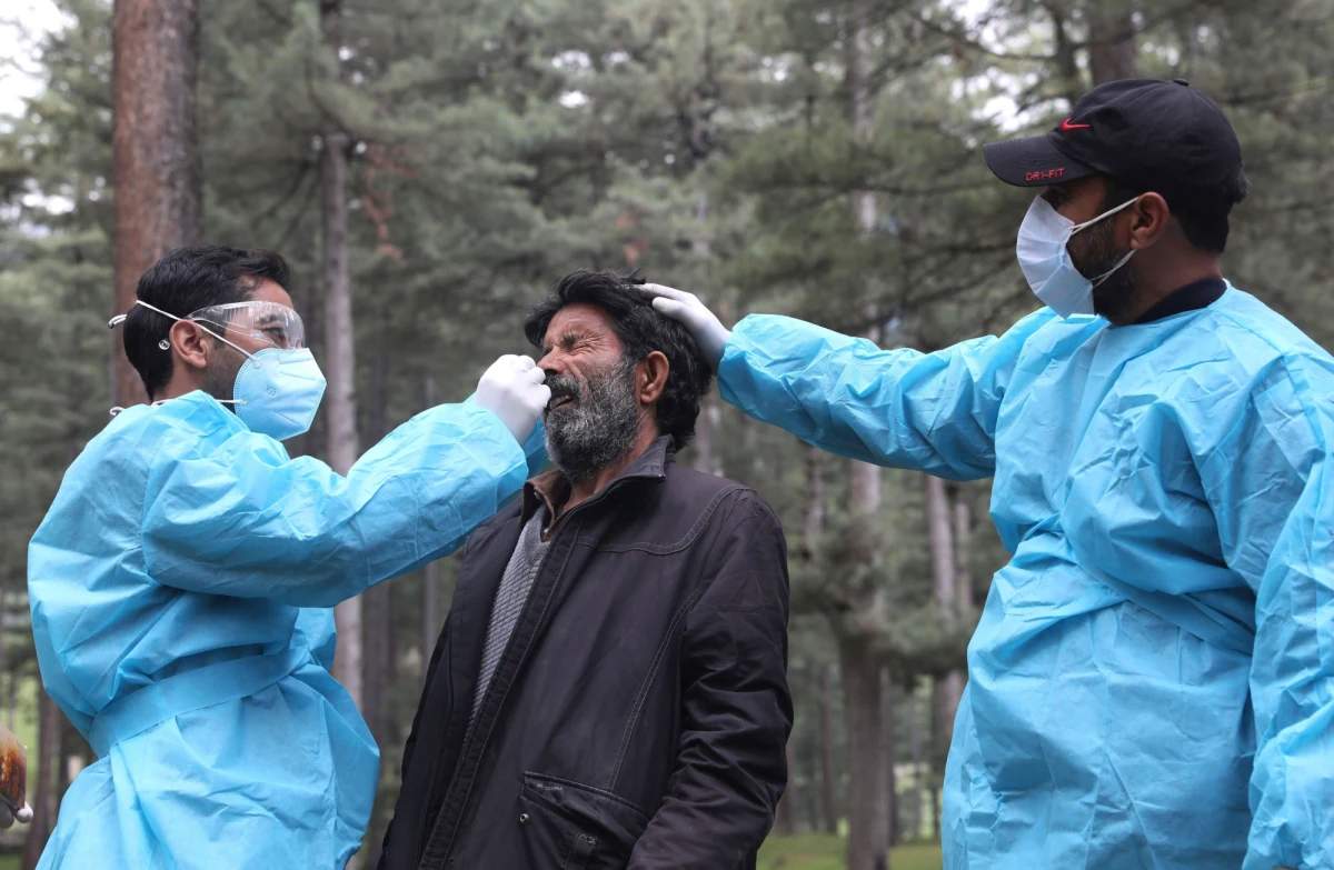 W Indiach wzrasta liczba przypadków mukormykozy, groźnej grzybicy atakującej pacjentów z Covid-19. Tamtejsi lekarze podejrzewają, że może to mieć związek z leczeniem choroby sterydami - informuje agencja Associated Press. 