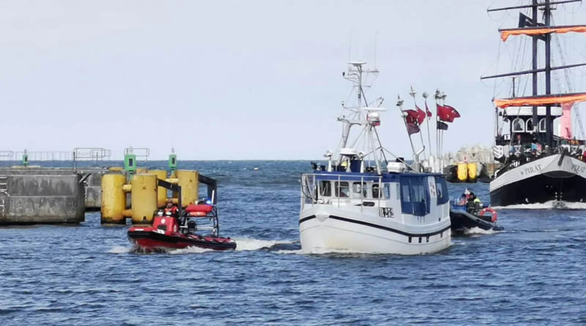 Polskie służby zakończyły na Bałtyku poszukiwania duńskiego rybaka, którego kuter z włączonym silnikiem w trybie autopilota wpłynął na mieliznę na wysokości Ustronia Morskiego. "Akcja nie będzie już wznawiana" – powiedział rzecznik prasowy Morskiej Służby Poszukiwania i Ratownictwa Rafał Goeck.