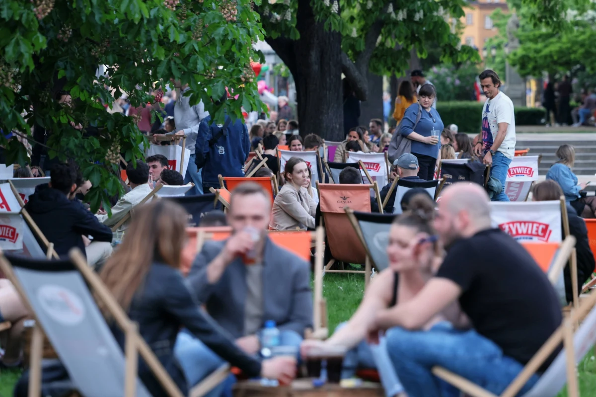 Są możliwe pewne modyfikacje w sprawie luzowania obostrzeń - ocenił w piątek rzecznik rządu Piotr Müller i przyznał, że trwają prace nad takim katalogiem, który pozwoli dokonać pewnych ruchów w najbliższym czasie. Informacje te potwierdził, również w rozmowie z WP, minister zdrowia Adam Niedzielski. Jak zapewnił, na wakacje większość aktywności będzie już przywrócona. 