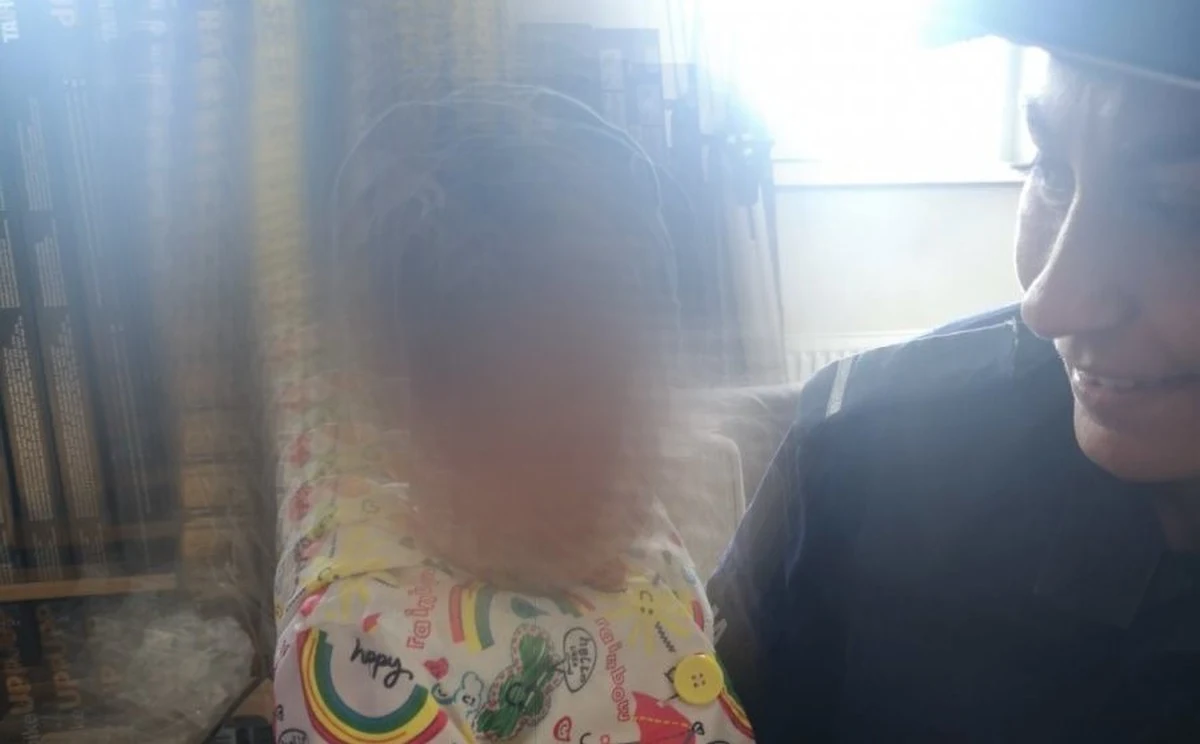 Niespełna 1,5 roczna dziewczynka samotnie spacerowała ulicami Olsztyna. Niecodzienną sytuacją zauważył pracownik jednej z myjni, który zawiadomił policję. 