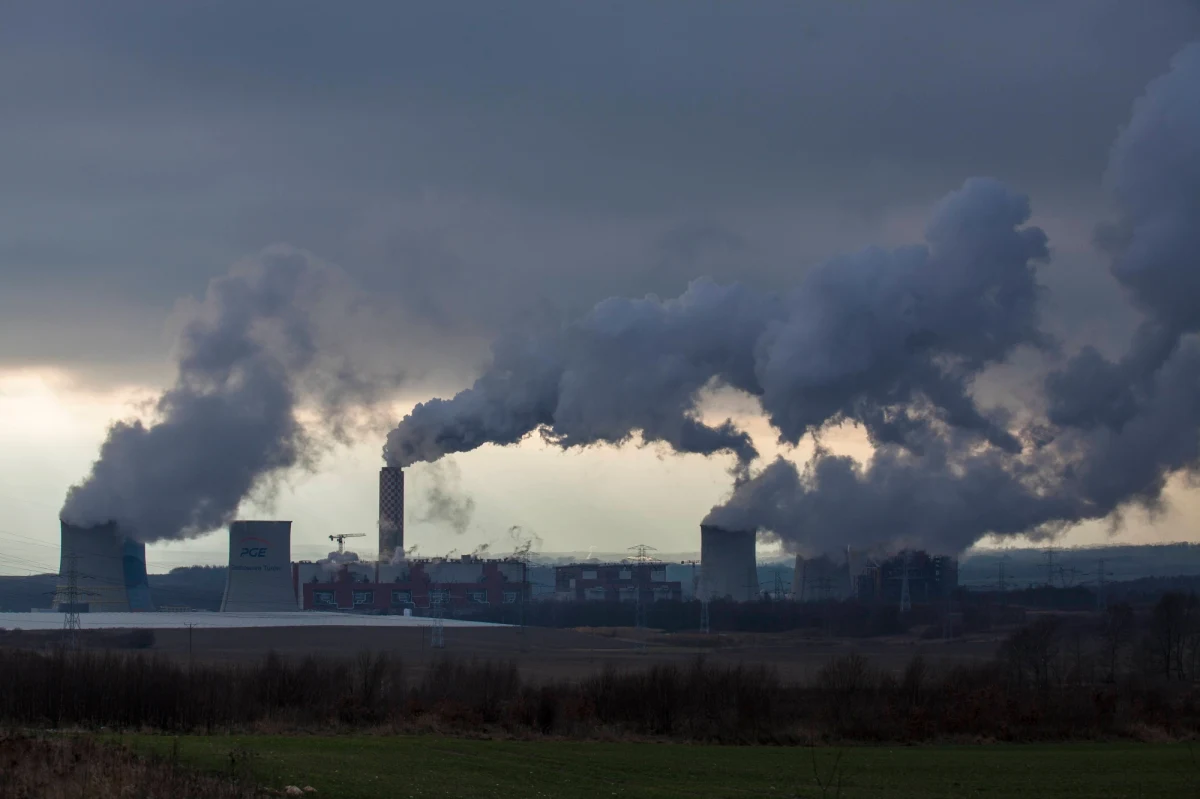 "Przed takim obrotem sprawy przestrzegaliśmy od dawna" - tak decyzję TSUE ws. natychmiastowego wstrzymania wydobycia w kopalni Turów w Bogatyni" komentuje Kuba Gogolewski, koordynator projektów w Fundacji "Rozwój TAK - Odkrywki NIE". "Niestety zarówno polskie władze jak i PGE, zamiast szukać porozumienia z sąsiadami, uparcie ignorowały wszelkie próby dialogu, doprowadzając do eskalacji konfliktu" - dodaje.