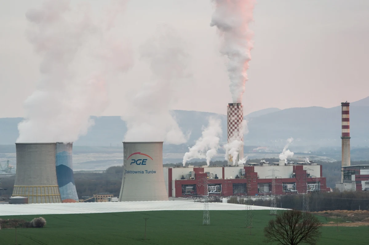 Trybunał Sprawiedliwości Unii Europejskiej nakazał Polsce natychmiastowe wstrzymanie wydobycia w kopalni Turów do czasu merytorycznego rozstrzygnięcia skargi złożonej przez czeski rząd. Jeżeli Polska się nie dostosuje, to Komisja Europejska może wnieść do TSUE o kary finansowe za każdy dzień zwłoki. 
