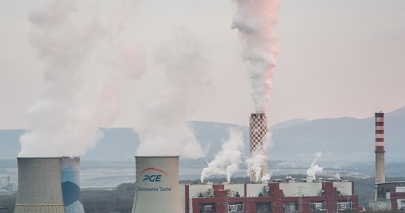 Trybunał Sprawiedliwości Unii Europejskiej nakazał Polsce natychmiastowe wstrzymanie wydobycia w kopalni Turów do czasu merytorycznego rozstrzygnięcia skargi złożonej przez czeski rząd. Jeżeli Polska się nie dostosuje, to Komisja Europejska może wnieść do TSUE o kary finansowe za każdy dzień zwłoki. 
