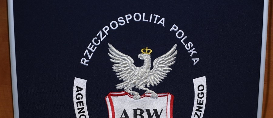 Tragiczny wypadek w centrali Agencji Bezpieczeństwa Wewnętrznego w Warszawie. Jak ustalili reporterzy RMF FM, z okna na czwartym piętrze wypadł funkcjonariusz ABW. Mimo reanimacji - zmarł. 