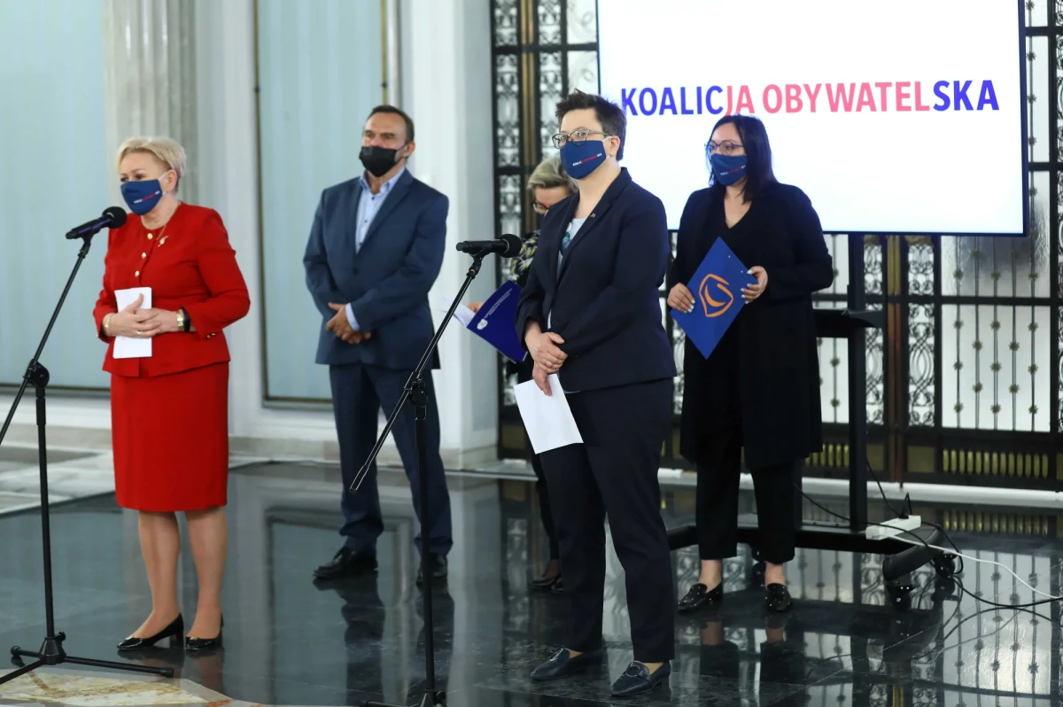 Zwiększenie nakładów do 7 proc. PKB już w 2023 r., powołanie Funduszu Naprawy Służby Zdrowia z budżetem ok. 100 mld zł, skrócenie kolejek do specjalistów, podniesienie płac - to główne postulaty KO dotyczące służby zdrowia, która zdaniem posłów KO wymaga pilnej naprawy.