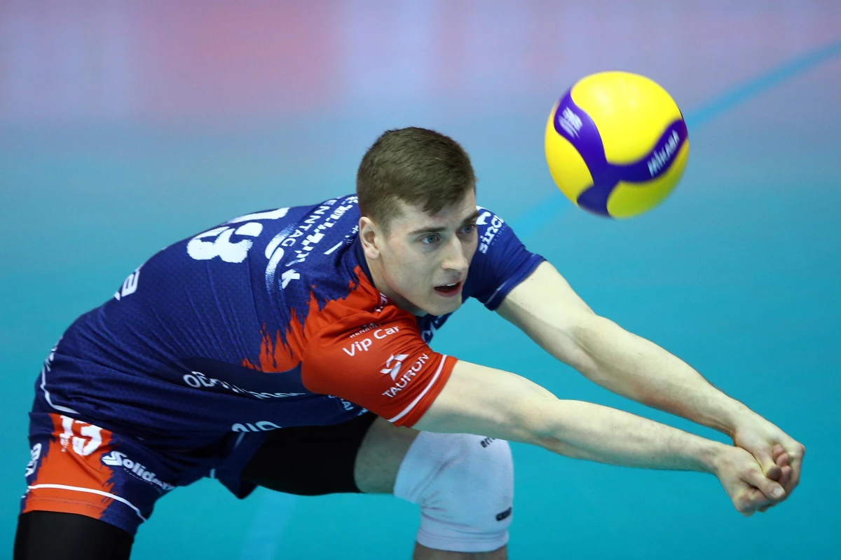 Ostatnie tygodnie to dla przyjmującego Grupy Azoty Zaksy Kędzierzyn-Koźle szalony czas. Po doskonałych występach w siatkarskiej Plus Lidze i wygraniu Ligi Mistrzów, po raz pierwszy otrzymał powołanie do reprezentacji. Zadebiutował w niej w towarzyskim meczu z Belgią, a następnie znalazł się w składzie kadry na Ligę Narodów. "Woda sodowa mi do głowy nie uderzy, a czytanie nagłówków o sobie jest miłe i motywujące" - mówi Kamil Semeniuk, z którym o debiucie w reprezentacji, a także atmosferze, jaka panuje w kadrze, rozmawiał Wojciech Marczyk z redakcji sportowej RMF FM.