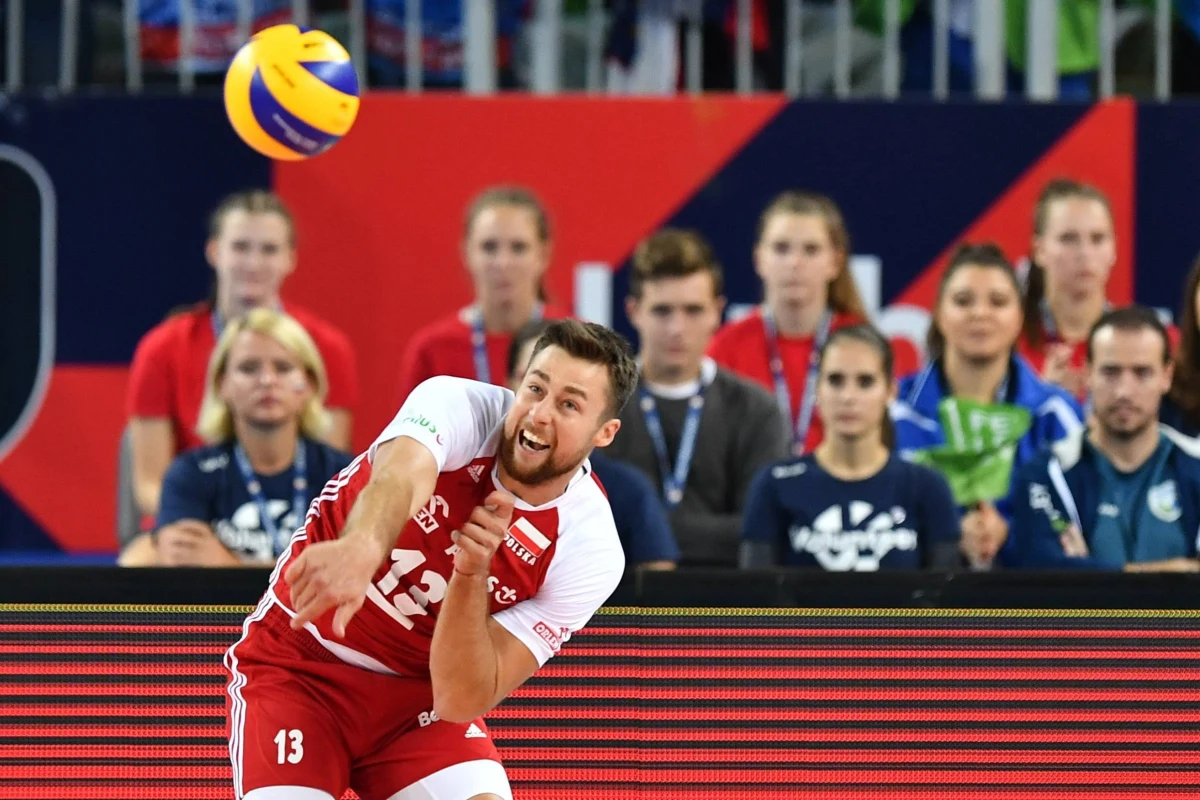 Polscy siatkarze po zgrupowaniach w Spale i spotkaniach kontrolnych z Belgią 28 maja rozpoczną rywalizację w Lidze Narodów. Kadra na turniej liczy ostatecznie 19 zawodników, bo został do niej dołączony Norbert Huber. Turniej odbędzie się w zamkniętej formule tzw.: bańki, która dla naszych siatkarzy jest jedynie jednym z etapów przygotowań do igrzysk olimpijskich w Tokio. "Musimy skoncentrować się na celu, a naszym celem jest złoto igrzysk olimpijskich" - podkreśla kapitan podwójnych mistrzów świata Michał Kubiak, z którym rozmawiał Wojciech Marczyk z redakcji sportowej RMF FM.