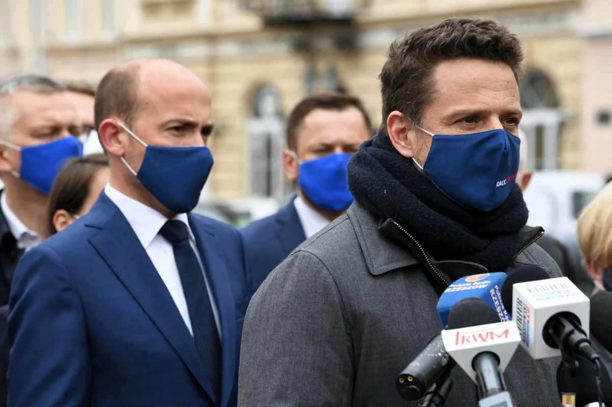 "Borys Budka jest bardzo dobrym politykiem, ale dzisiaj widać, że większe zaufanie Polek i Polaków budzi Rafał Trzaskowski" - powiedziała prezydent Gdańska Aleksandra Dulkiewicz. "To chyba nie jest najlepszy czas dla PO i pewnie szefostwo partii musi wyciągnąć z tego wnioski" - oceniła.