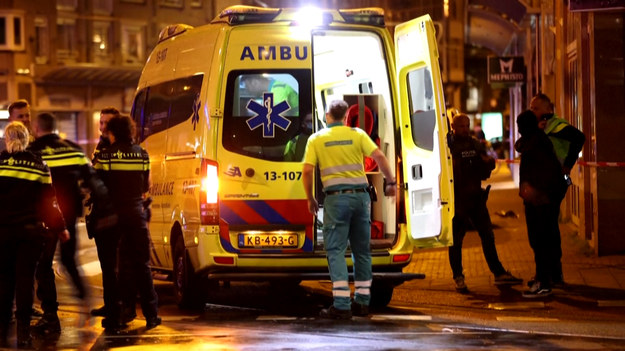 Holenderska policja skontrolowała miejsce fali dźgnięć nożem w Amsterdamie, w których jedna osoba zginęła, a cztery zostały ranne. Nożownik to 29-letni mężczyzna. Został on aresztowany na miejscu zdarzenia po atakach. Wszystkie zdarzenia miały miejsce w piątek wieczorem, w okolicy barów, restauracji oraz w pobliżu lokalnych muzeów. Policja stwierdziła, że ​​nic nie wskazuje na powiązanie napastnika z akcją terrorystyczną.