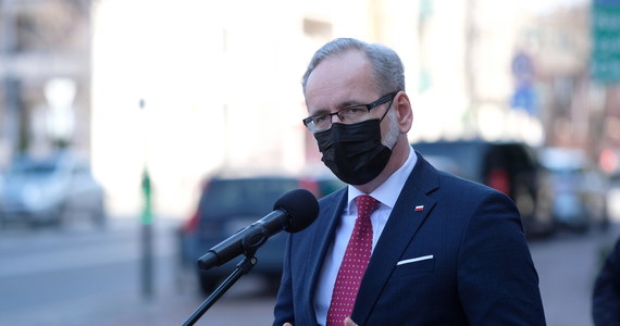 Policja przekazała do prokuratury materiał zebrany w sprawie wdarcia się grupy osób do bloku, w którym mieszka minister zdrowia Adam Niedzielski - poinformowała stołeczna komenda. W zależności od oceny prokuratorów policja będzie prowadzić dalsze czynności w tej sprawie. Sam minister poinformował wieczorem, że dostał ochronę.