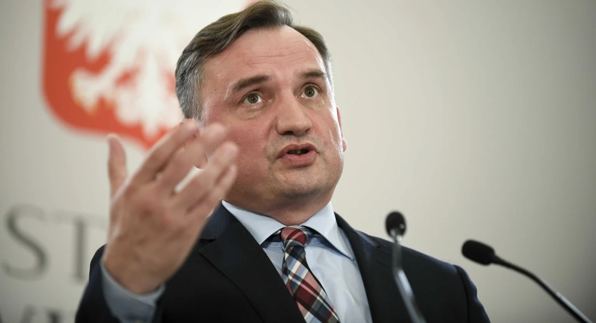 "Zapowiedzieliśmy, że pozostaniemy w rządzie, ale nie była to łatwa decyzja" – stwierdził w rozmowie z portalem "Do Rzeczy" minister sprawiedliwości i lider Solidarnej Polski Zbigniew Ziobro. "Wyjście z rządu i utrata większości przez Zjednoczoną Prawicę oznacza dojście do władzy środowisk lewicowych i lewackich, zdeterminowanych w ograniczaniu polskiej suwerenności i tworzenia z UE państwa federacyjnego" - stwierdził.