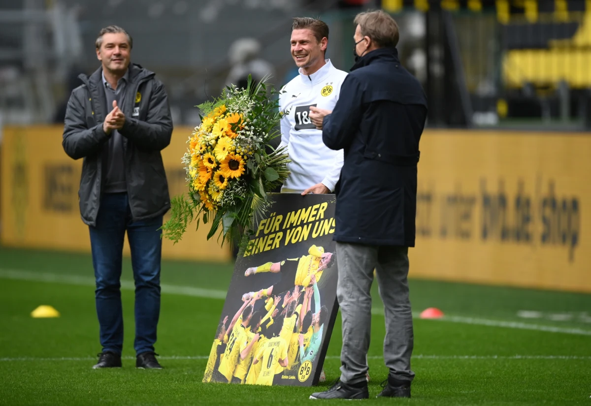 Ostatnia kolejka tego sezonu Bundesligi była pożegnaniem Łukasza Piszczka z zawodowym futbolem. Piłkarz po 11 latach żegna się z Borussią Dortmund. W pojedynku z Bayerem Leverkusen Borussia wygrała 3:1. Obrońca został zmieniony w 75. minucie. Bilans Piszczka w klubie z Dortmundu to łącznie 382 mecze. Historia zatoczyła koło, bo w barwach Borussii Piszczek debiutował także przeciwko Bayerowi Leverkusen w sierpniu 2010 roku.
