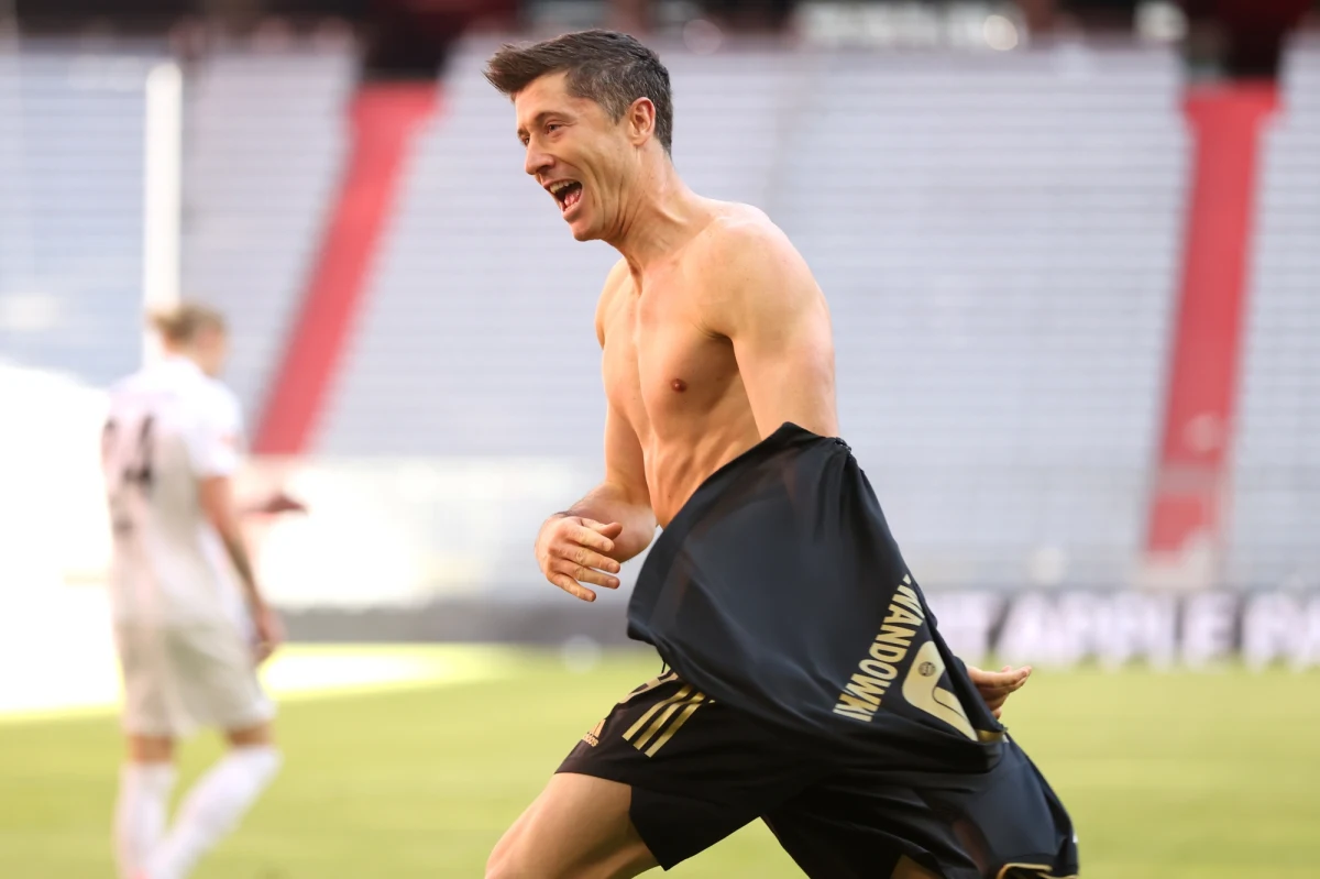 Piłkarz Bayernu Monachium Robert Lewandowski, który w sobotę strzelił 41. w sezonie bramkę w niemieckiej ekstraklasie i pobił rekord Gerda Müllera z rozgrywek 1971/72, przyznał, że czuje się jak w filmie science fiction. "Czułem napięcie do ostatnich sekund" - zdradził.