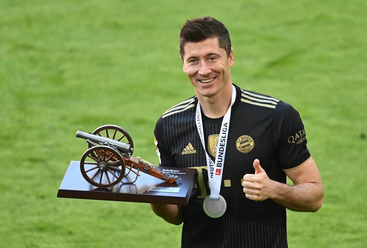 "Robert Lewandowski napisał nowy rozdział w historii Bundesligi" - oceniono w niemieckich mediach po tym, jak polski piłkarz Bayernu Monachium zdobył 41. bramkę w sezonie tamtejszej ekstraklasy i pobił rekord Gerda  Müllera sprzed 49 lat.