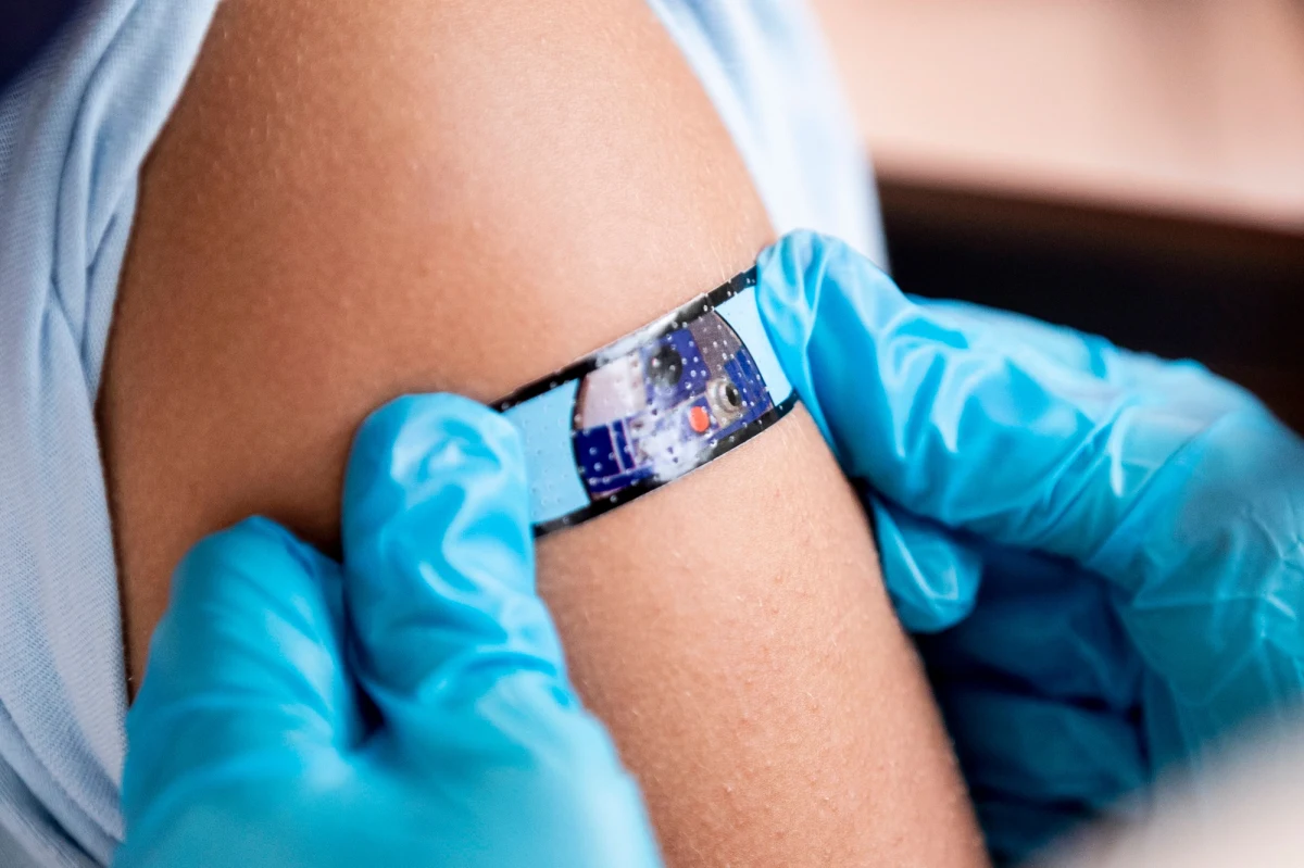 Amerykańskie Centra Kontroli i Zapobiegania Chorobom (CDC) analizują doniesienia, że niewielka liczba młodych ludzi zaszczepionych przeciwko Covid-19 mogła mieć problemy z sercem. Nie jest jeszcze jasne, czy spowodowało to podanie preparatu.